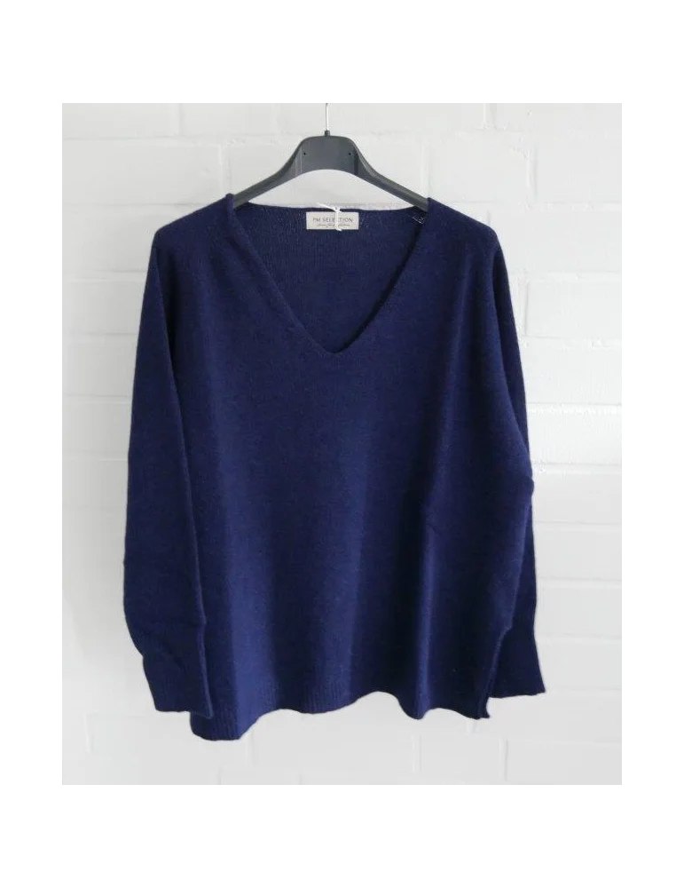 Weicher dunkelblauer Feinstrickpullover für Damen mit V-Ausschnitt auf einem schwarzen Kleiderbügel