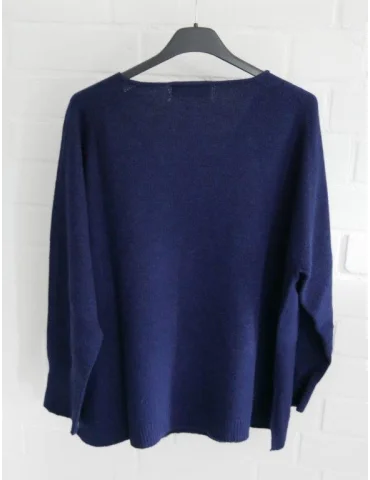 Rückansicht Weicher dunkelblauer Feinstrickpullover für Damen mit V-Ausschnitt auf einem schwarzen Kleiderbügel