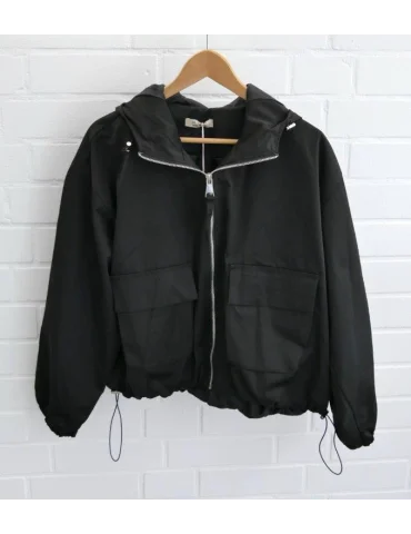 Schwarze Damen-Kapuzenjacke im Oversize-Schnitt mit großen Pattentaschen und Kordelzug
