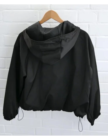 Rückansicht Schwarze Damen-Kapuzenjacke im Oversize-Schnitt mit großen Pattentaschen und Kordelzug