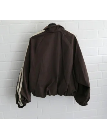 Rückansicht Braune Retro Track-Jacket für Damen mit cremefarbenen Seitenstreifen an den Ärmeln