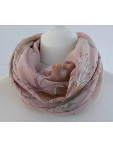 Nahaufnahme Seiden Baumwoll Schal  mit Ästen und Blumen in rose