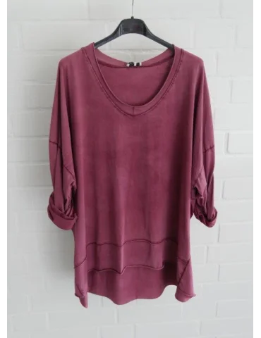 Weinrot verwaschenes Oversize Damen Shirt vor weißer Wand