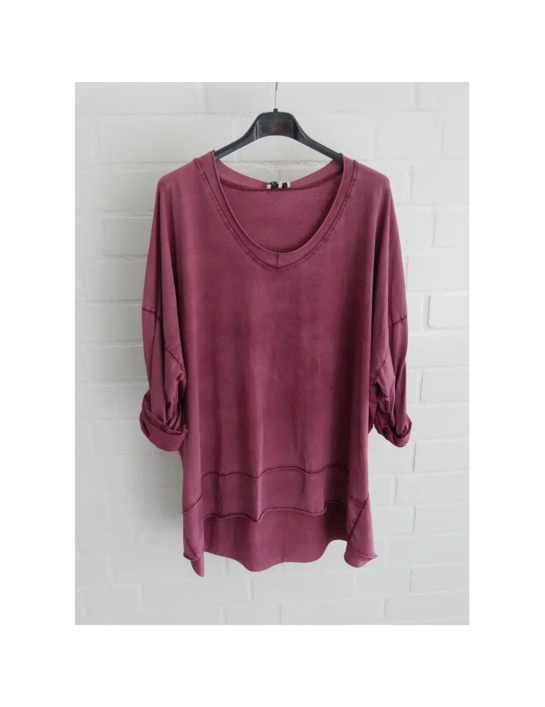 Weinrot verwaschenes Oversize Damen Shirt vor weißer Wand