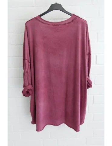 Rückansicht Weinrot verwaschenes Oversize Damen Shirt vor weißer Wand
