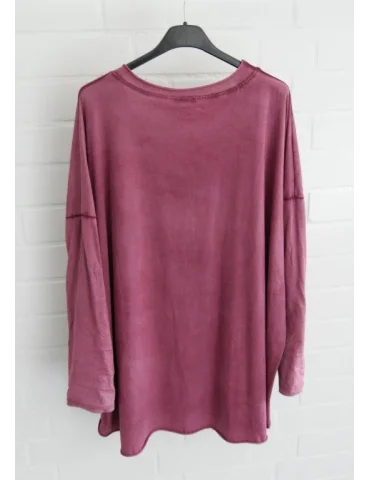 Weinrot verwaschenes Oversize Damen Shirt vor weißer Wand von hinten