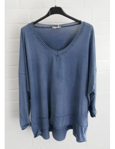 Dunkelblaues Longsleeve mit V-Ausschnitt und verwaschenem Stoff vor weißer Wand
