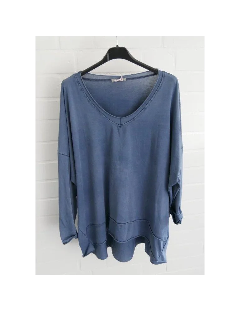 Dunkelblaues Longsleeve mit V-Ausschnitt und verwaschenem Stoff vor weißer Wand