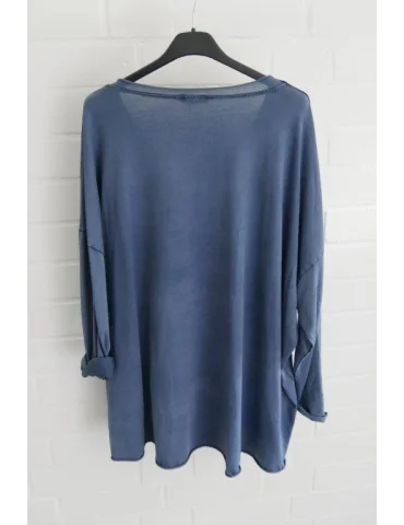 Dunkelblaues Longsleeve mit V-Ausschnitt und verwaschenem Stoff vor weißer Wand von hinten