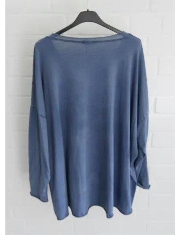 Rückansicht Dunkelblaues Longsleeve mit V-Ausschnitt und verwaschenem Stoff vor weißer Wand