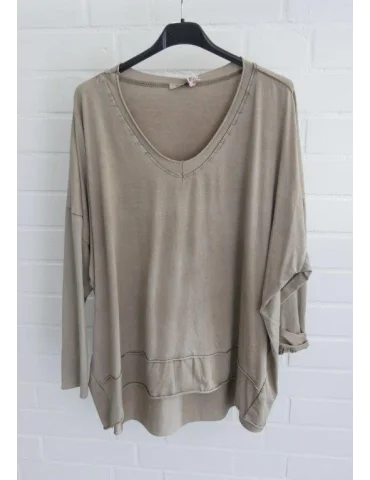 Schlammfarbenes Longsleeve mit V-Ausschnitt und verwaschenem Stoff vor weißer Wand