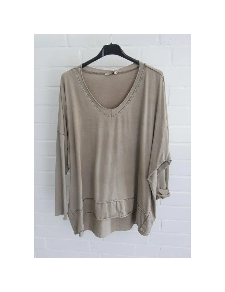 Schlammfarbenes Longsleeve mit V-Ausschnitt und verwaschenem Stoff vor weißer Wand