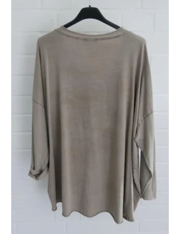 Schlammfarbenes Longsleeve mit V-Ausschnitt und verwaschenem Stoff vor weißer Wand von hinten