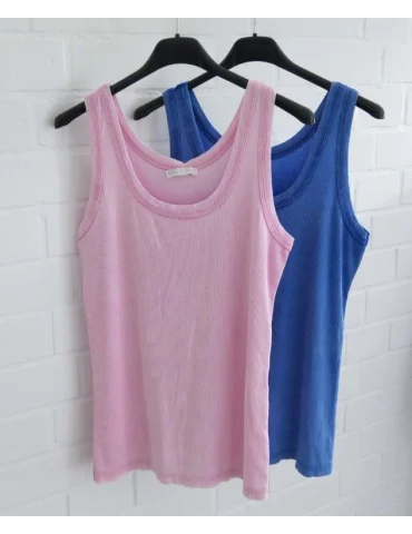 Zwei Tops aus Rippstoff in rose und blau vor weißer Wand