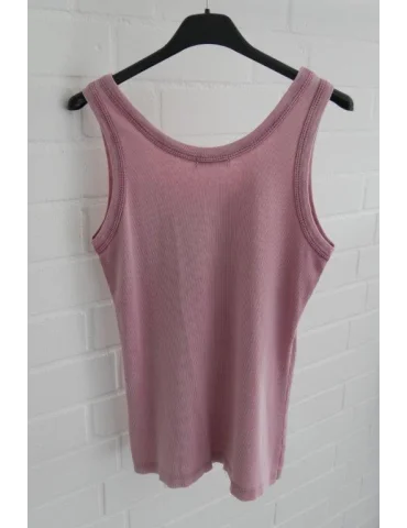 Rückansicht Beerefarbens Damen Ripp-Tanktop mit Vintage-Waschung auf schwarzem Kleiderbügel