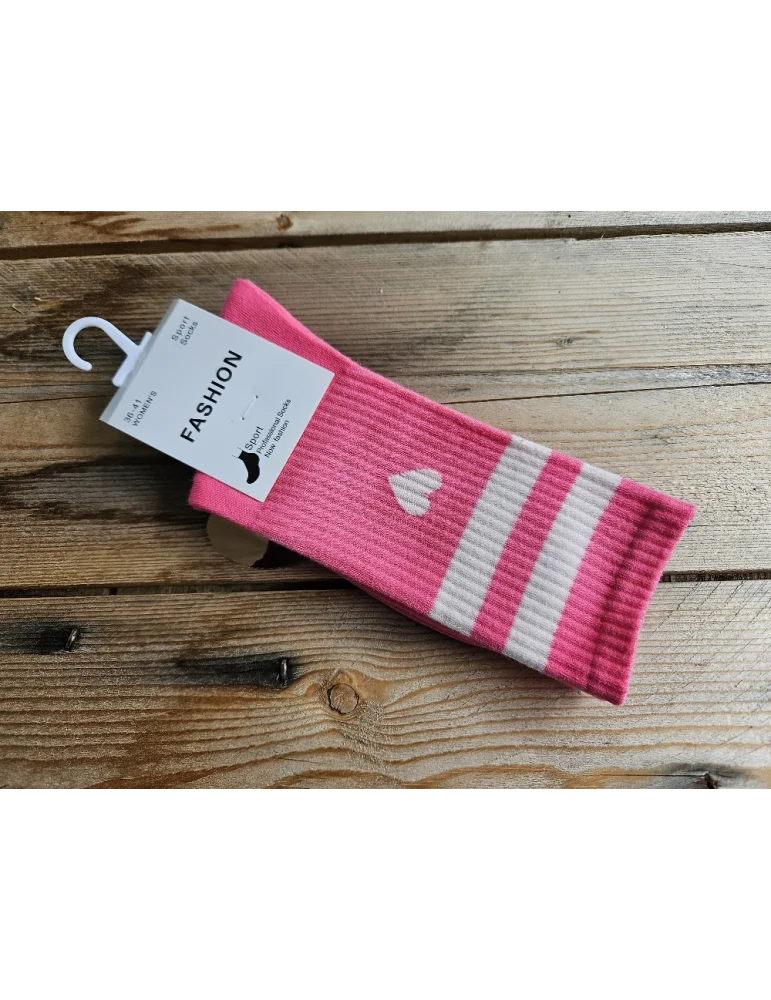 Socken in pink mit weißen Streifen und Herzchen auf Holzuntergrund