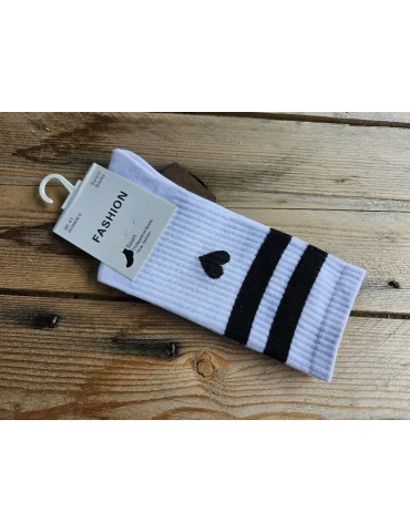 Socken in weiß mit schwarzen Streifen und Herzchen auf Holzuntergrund