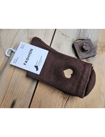 Braune Socken für Damen mit beigem Herz an der Außenseite