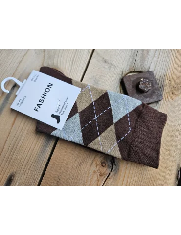 Braune Damen Socken mit beige grau braunen Rauten auf Holzuntergrund