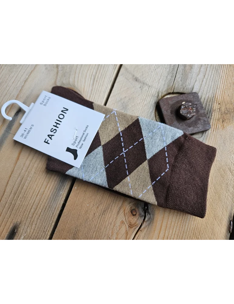 Braune Damen Socken mit beige grau braunen Rauten auf Holzuntergrund
