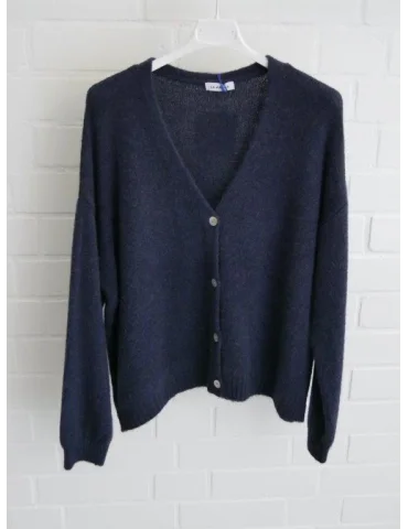 Dunkelblaue Damen Strickjacke mit Knöpfen und V-Ausschnitt vor weißer Wand