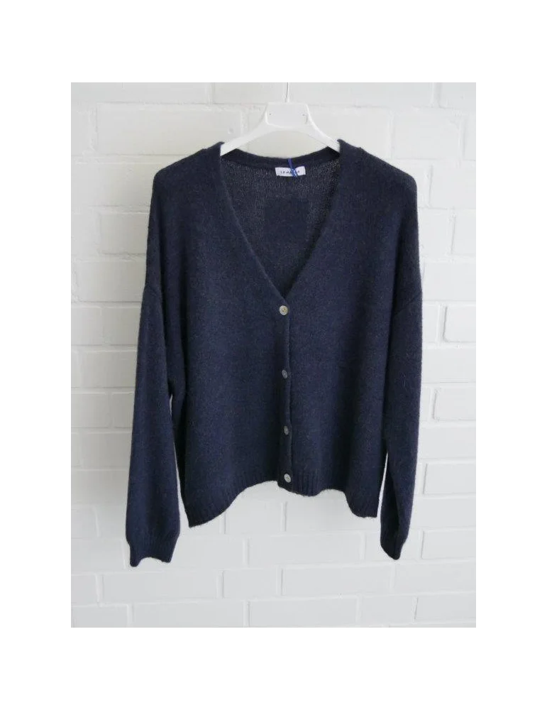 Dunkelblaue Damen Strickjacke mit Knöpfen und V-Ausschnitt vor weißer Wand