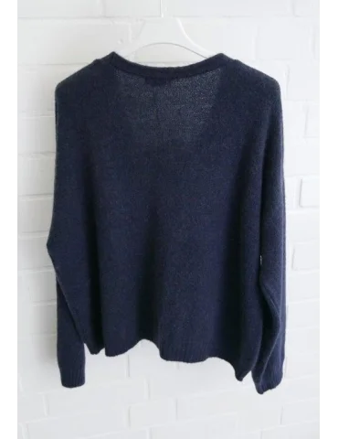 Rückansicht Dunkelblaue Damen Strickjacke mit Knöpfen und V-Ausschnitt vor weißer Wand