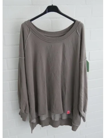 Schlammfarbenes Sweatshirt im Vokuhila Style vor weißer Wand