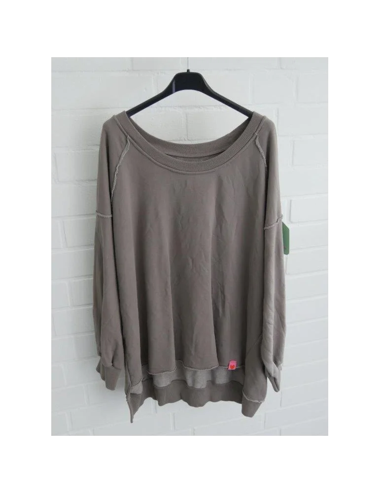 Schlammfarbenes Sweatshirt im Vokuhila Style vor weißer Wand