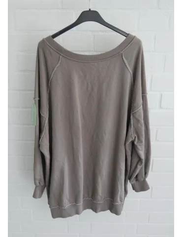 Rückansicht Schlammfarbenes Sweatshirt im Vokuhila Style vor weißer Wand
