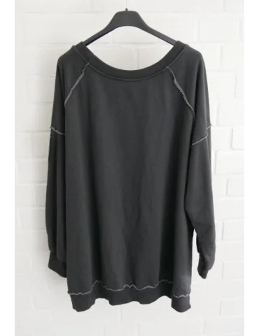 Rückansicht Anthrazitarbenes Sweatshirt im Vokuhila Style vor weißer Wand