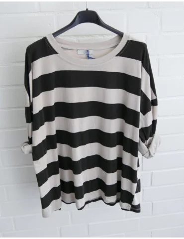 Gestreiftes Shirt für Damen in Schwarz und Beige mit gekrempelten Ärmeln auf Bügel