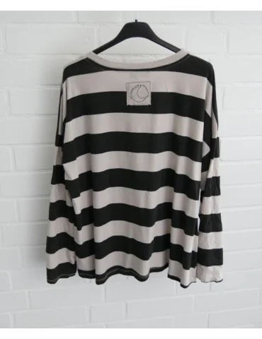 Gestreiftes Shirt für Damen in Schwarz und Beige mit gekrempelten Ärmeln auf Bügel von hinten