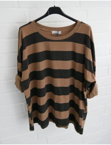 Gestreiftes Shirt für Damen in Braun und Camel mit gekrempelten Ärmeln auf Bügel