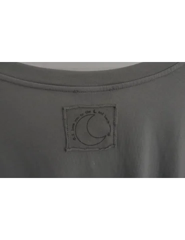 Nahaufnahme Patch des olivgrünen Shirts