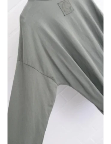Nahaufnahme Ärmel des olivgrünen Shirts