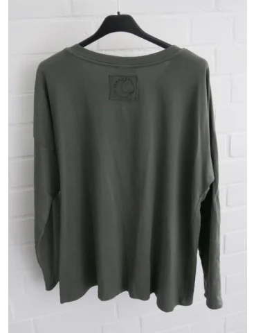 Rückansicht Olivgrünes Damen Oversize-Shirt mit Rundhalsausschnitt und hochgekrempelten Ärmeln