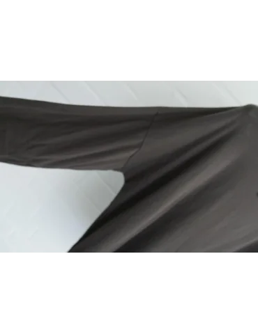 Nahaufnahme Ärmel des braunen Shirts