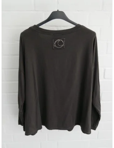 Rückansicht Braunes Damen Oversize-Shirt mit Rundhalsausschnitt und hochgekrempelten Ärmeln
