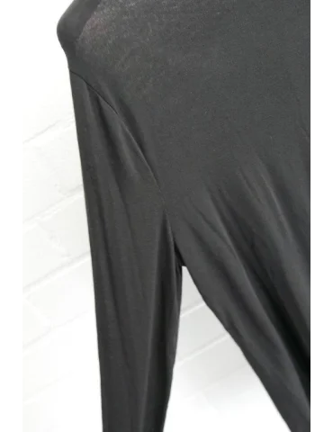 Nahaufnahme Ärmel des schwarzen Longsleeves