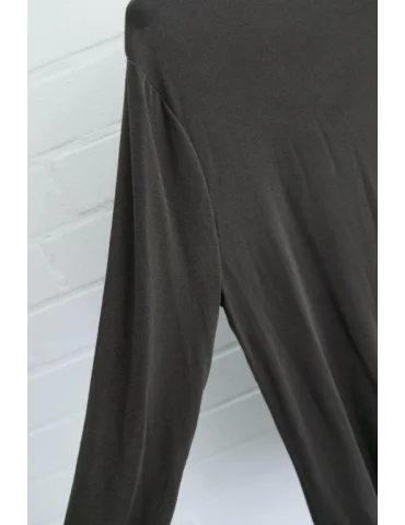 Nahaufnahme Ärmel des braunen Modalshirts