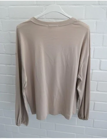 Rückansicht Beigefarbenes Oversize-Longsleeve für Damen mit Ballonärmeln und Bündchen auf Bügel