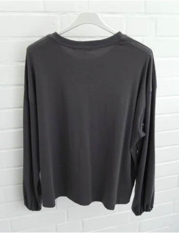 Rückansicht Anthrazitfarbenes Oversize-Longsleeve für Damen mit Ballonärmeln und Bündchen auf Bügel
