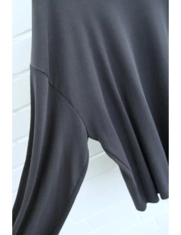 Nahaufnahme Ärmel des dunkelblauen Longsleeves