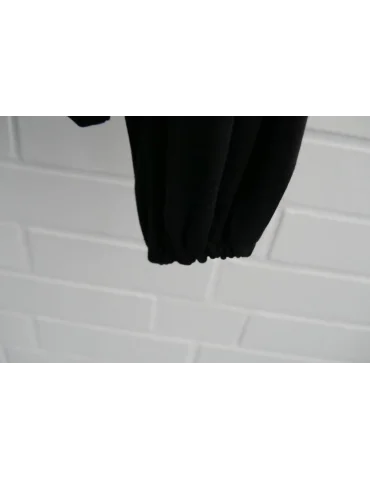 Nahaufnahme Ärmelenden des schwarzen Longsleeves
