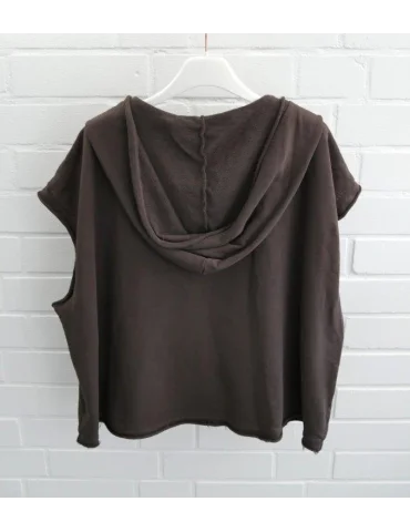 Rückansicht Brauner Kurzarm-Hoodie für Damen mit tiefem V-Ausschnitt und Kängurutasche auf Bügel