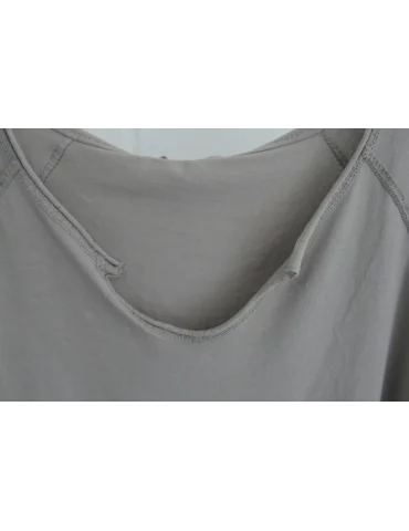 Nahaufnahme Halsausschnitt schlammfarbenes Longsleeve