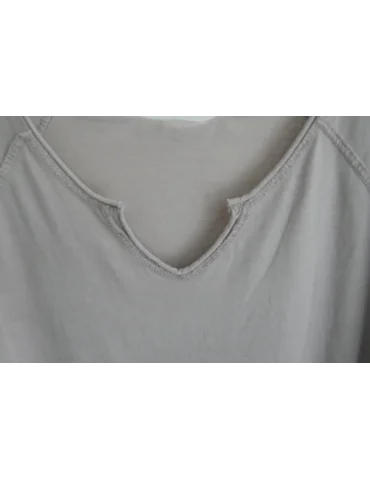 Nahaufnahme Ausschnitt des beigen Longsleeves
