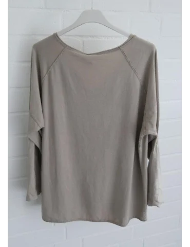 Beiges Langarmshirt mit lockerem Schnitt und tiefem V-Ausschnitt von hinten
