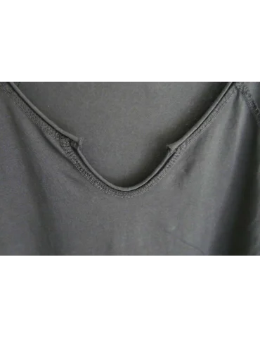 Nahaufnahme Halsausschnitt des braunen Longsleeves
